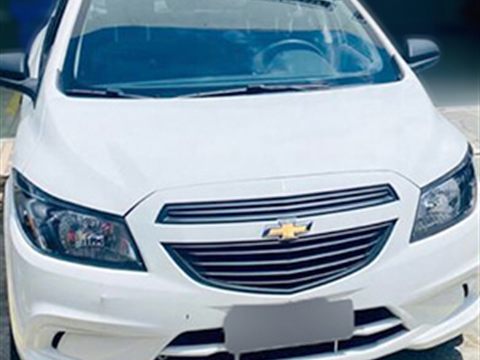 Carro da categoria Hatch da frota Barba Locadora